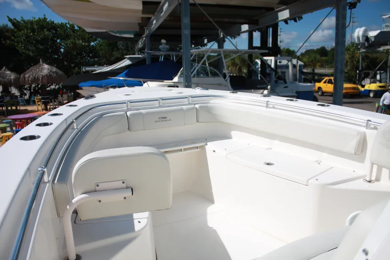 Slide: The Image of De afbeelding toont de cockpit van een Cobia 301 Center Console boot uit 2018. - 27