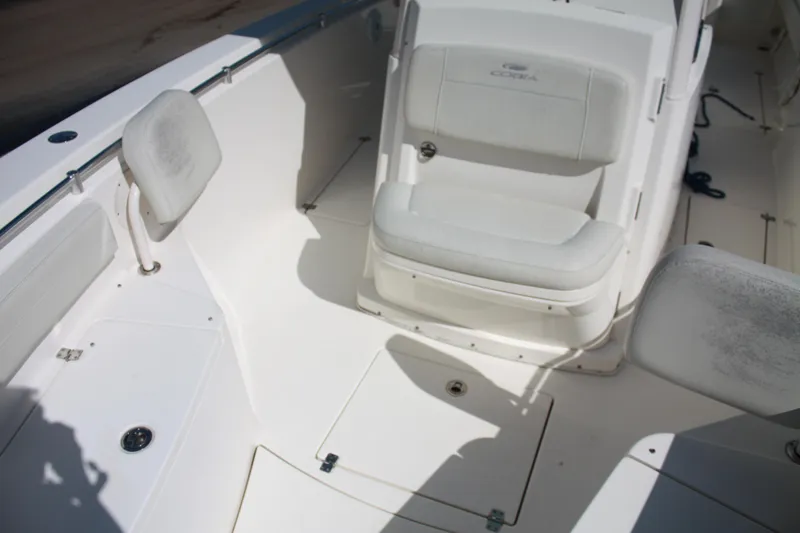 Slide: The Image of L'immagine mostra il pozzetto di una barca Cobia 301 Center Console del 2018. - 32