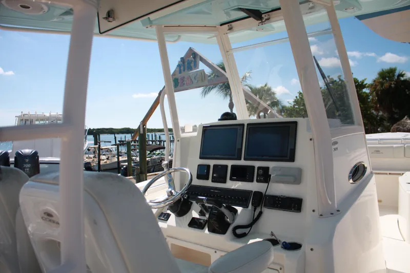 Slide: The Image of L'image montre le cockpit d'un bateau Cobia 301 Center Console de 2018 avec une électronique moderne. - 14