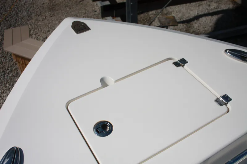 Slide: The Image of Vue de la proue du Cobia 301 Center Console avec trappe de rangement et accessoires en acier inoxydable. - 36