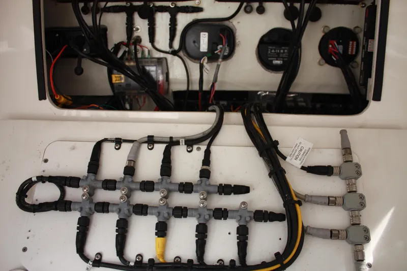 Slide: The Image of Câblage électrique et connexions à l'intérieur d'un bateau. - 20