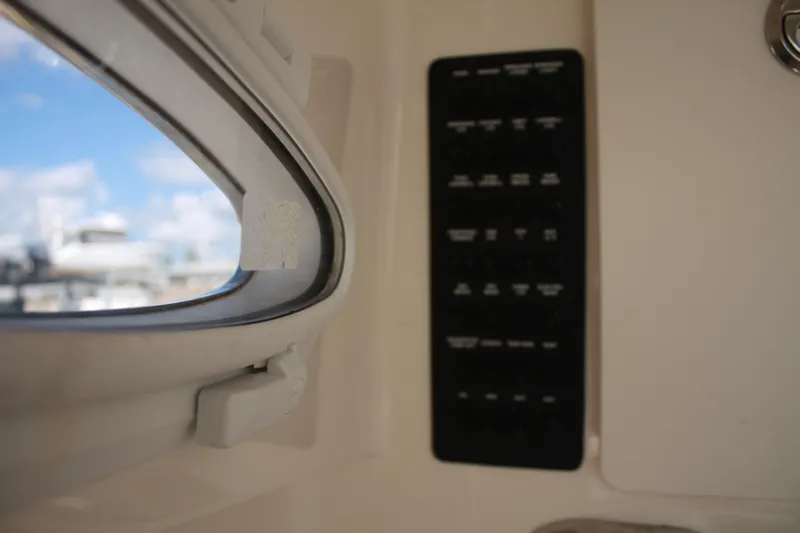 Slide: The Image of Schakelpaneel in een Cobia 301 Center Console boot uit 2018. - 46