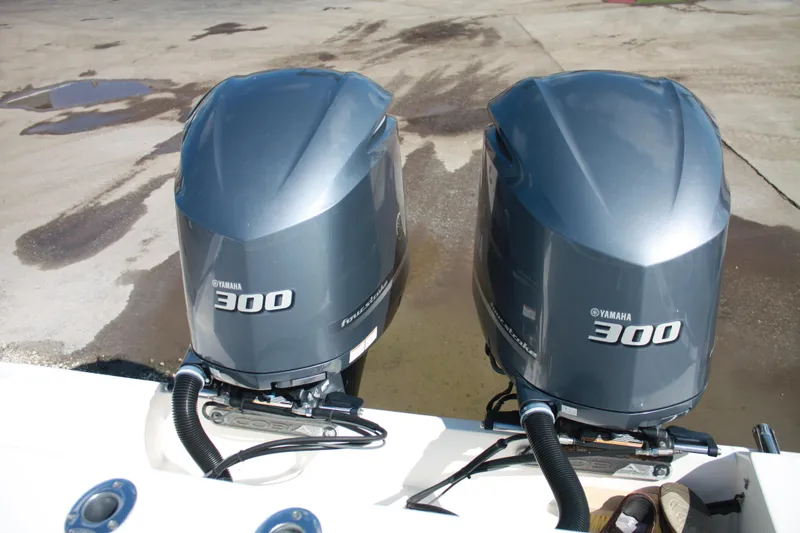 Slide: The Image of Twee Yamaha 300 buitenboordmotoren op een boot in een droge haven. - 18