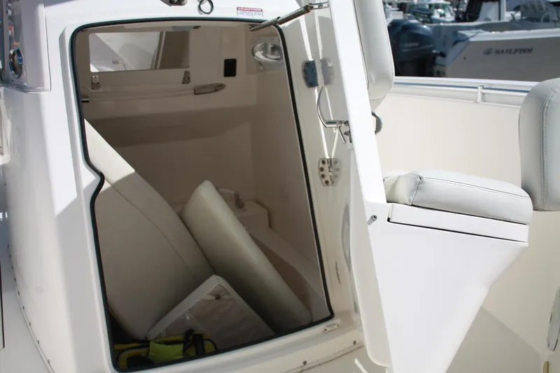 Slide: The Image of Een kijkje in de cabine van een Cobia 301 Center Console boot uit 2018. - 49