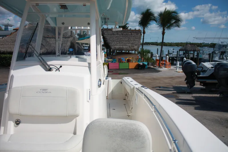Slide: The Image of L'immagine mostra una barca Cobia 301 Center Console del 2018 a un molo. - 43