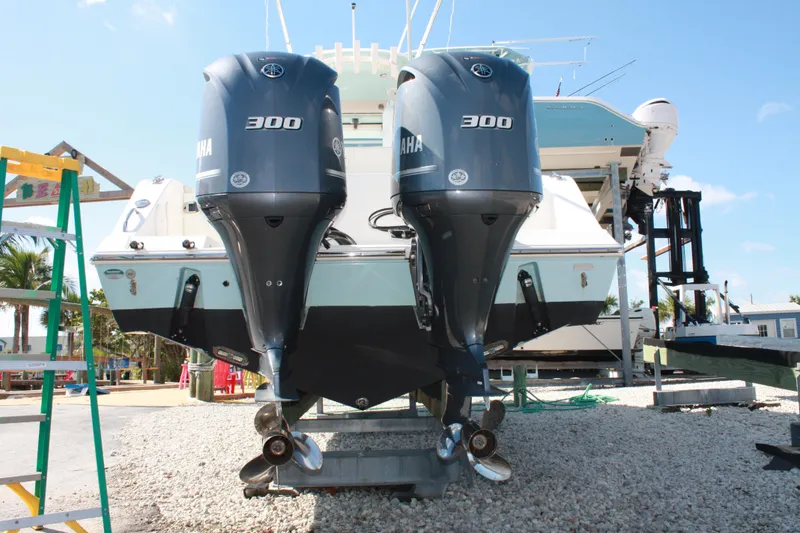 Slide: The Image of Cobia 301 Center Console 2018 con dos motores Yamaha 300, sobre un lecho de grava. - 16