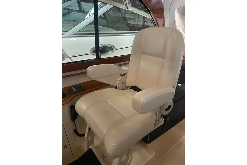 Slide: The Image of Captain's chair in 2014 Hinckley Talaria 34 yacht, featuring luxurious white leather upholstery. - 10