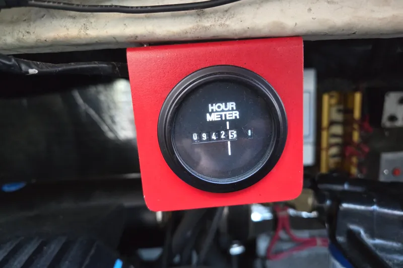 Slide: The Image of Hour meter on 1997 Regal Commodore 402 boat, displaying 942.5 hours. - 39