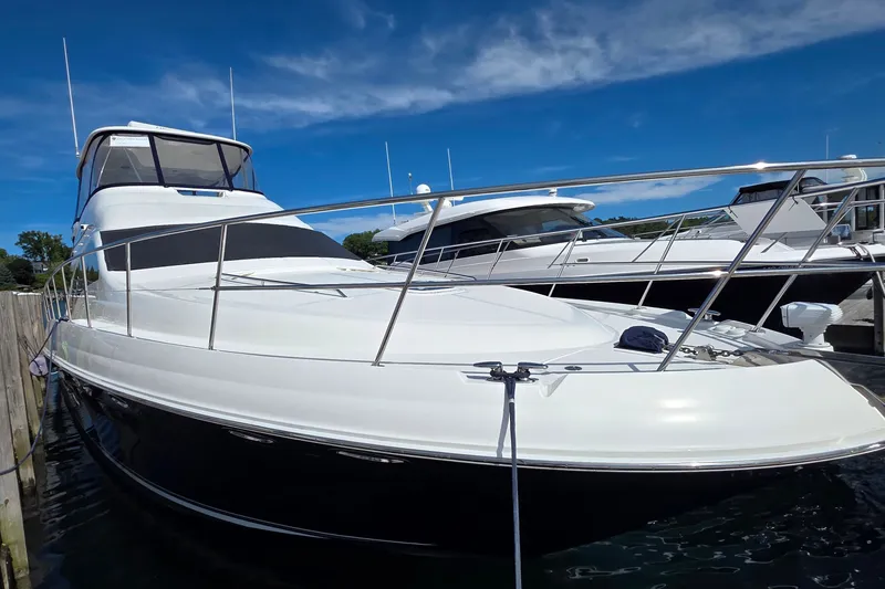 Slide: The Image of 2005 Sea Ray 550 Sedan Bridge yacht docked under clear blue sky. - 8