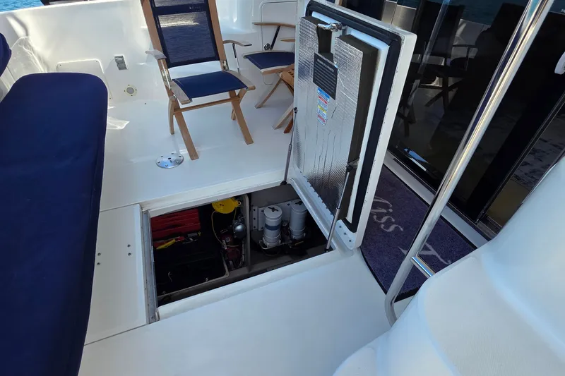 Slide: The Image of 2005 Sea Ray 550 Sedan Bridge yacht deck with open hatch and seating area. - 82