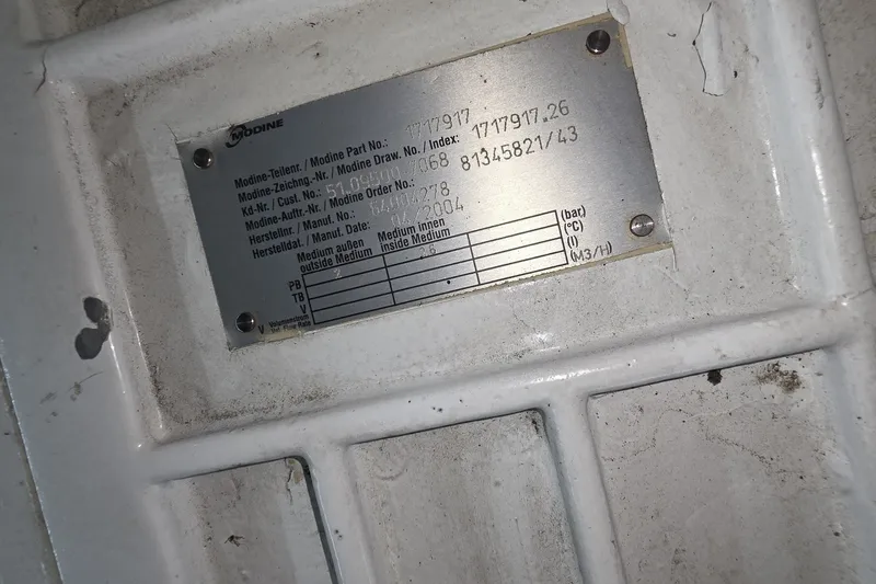 Slide: The Image of Metal identification plate on a 2005 Sea Ray 550 Sedan Bridge boat. - 66