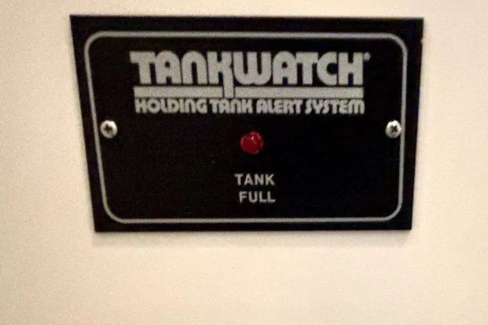Slide: The Image of Système d'alerte Tankwatch indiquant réservoir plein sur Tiara Sport 270 de 1992. - 45