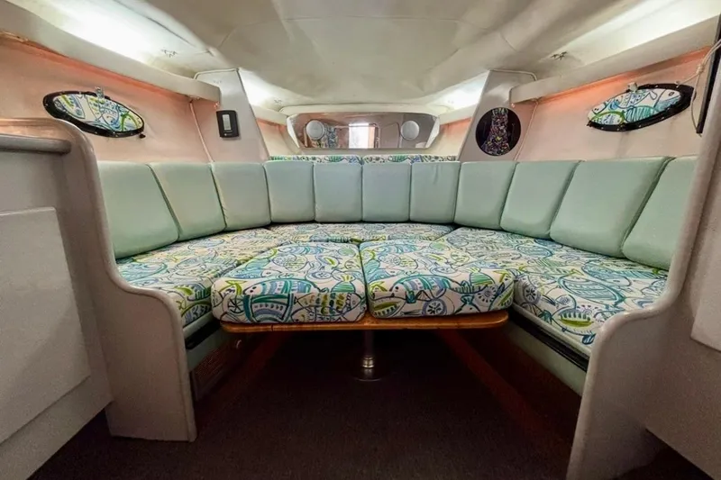 Slide: The Image of Innenraum der Tiara Sport 270 Sport von 1992 mit gepolsterten Sitzen. - 33