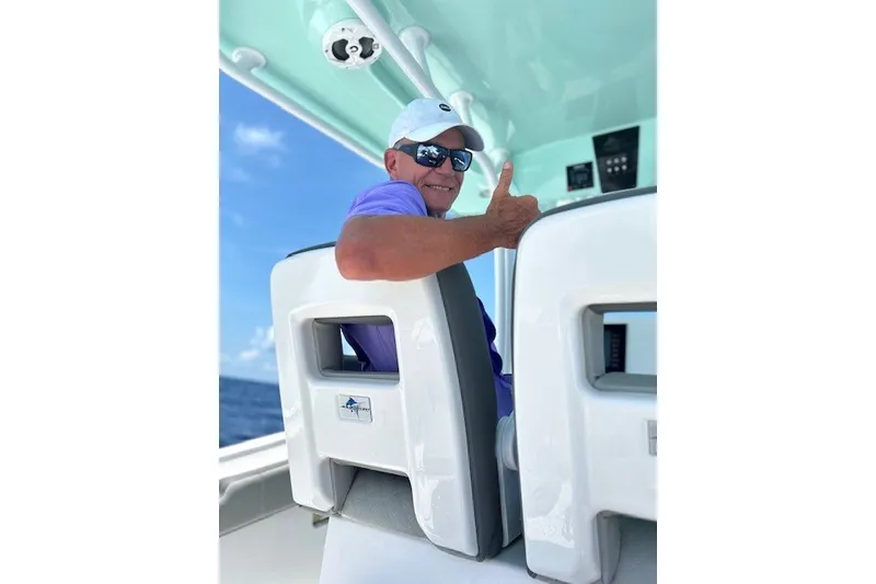 Slide: The Image of Man giving thumbs up on 2021 Aquasport 2500 Center Console boat. - 35