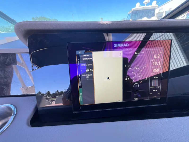 Slide: The Image of Simrad display on a 2021 Sea Ray SDX 250 Outboard. - 7