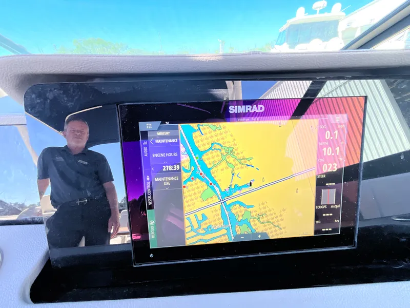 Slide: The Image of Simrad navigation system on a 2021 Sea Ray SDX 250 Outboard. - 8