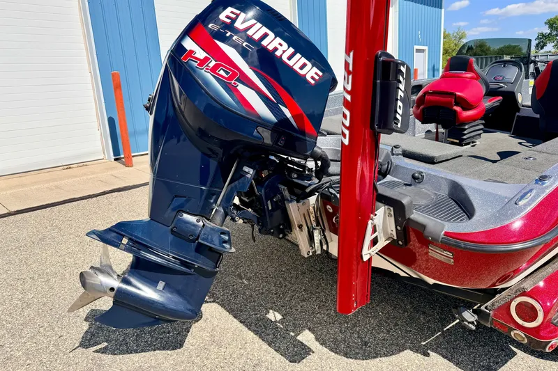 Slide: The Image of 2009 Ranger 620VS Fisherman boat with Evinrude E-TEC H.O. motor, parked outdoors. - 9