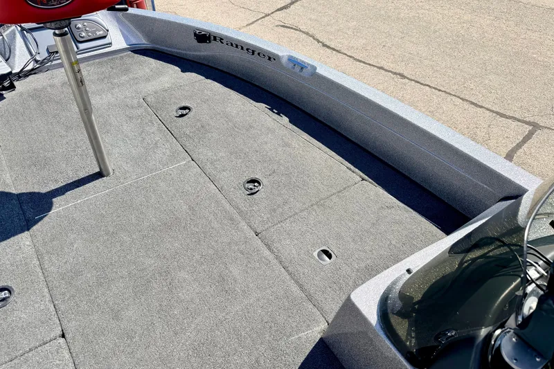 Slide: The Image of 2009 Ranger 620VS Fisherman boat deck with gray carpeting and storage compartments. - 74