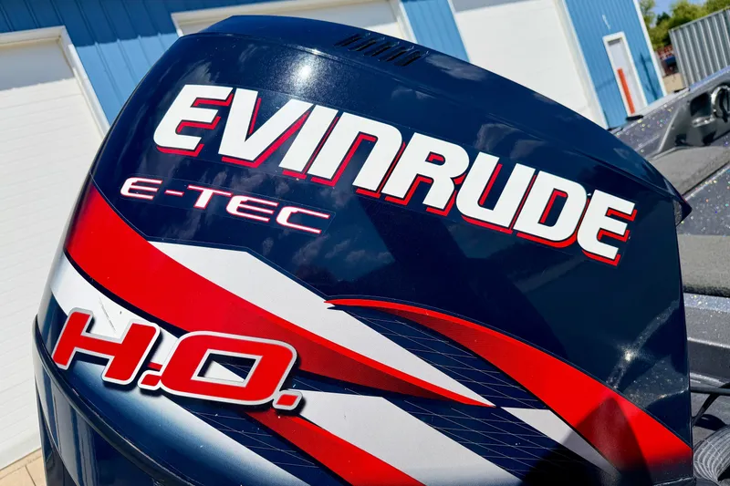 Slide: The Image of Evinrude E-TEC H.O. outboard motor on 2009 Ranger 620VS Fisherman boat. - 11