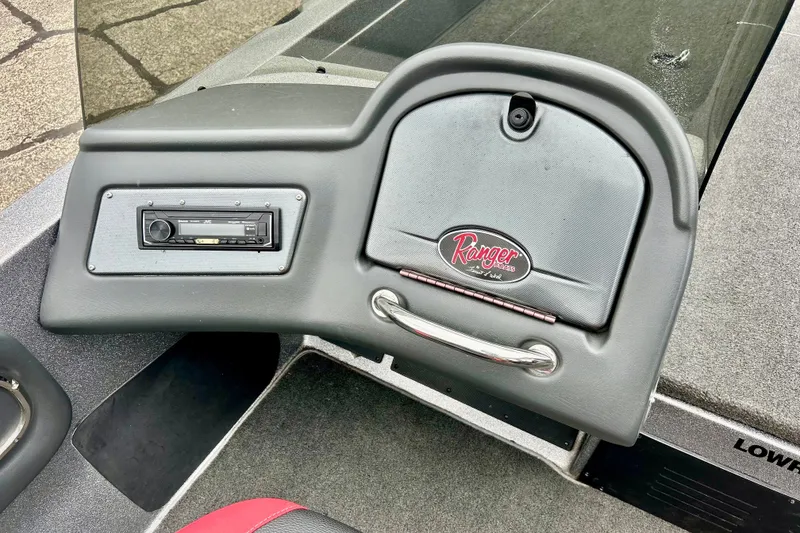 Slide: The Image of 2009 Ranger 620VS Fisherman boat dashboard with stereo and storage compartment. - 33