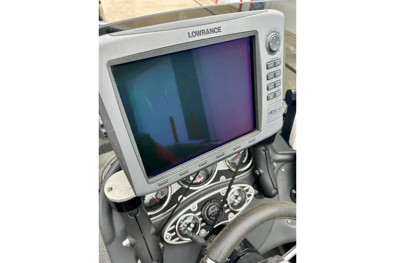 Slide: The Image of Lowrance HDS-10 fishfinder on 2009 Ranger 620VS Fisherman boat dashboard. - 65