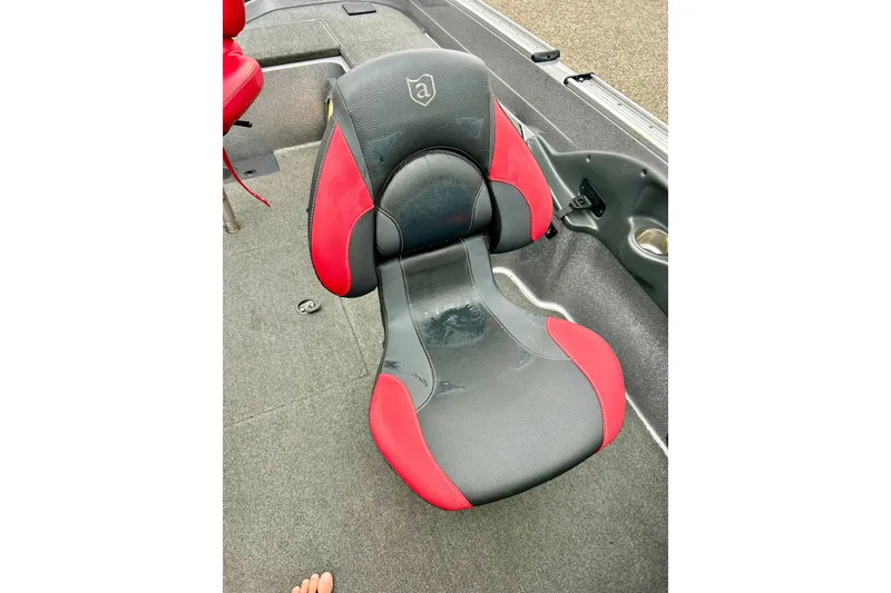 Slide: The Image of Red and black seat on 2009 Ranger 620VS Fisherman boat. - 28