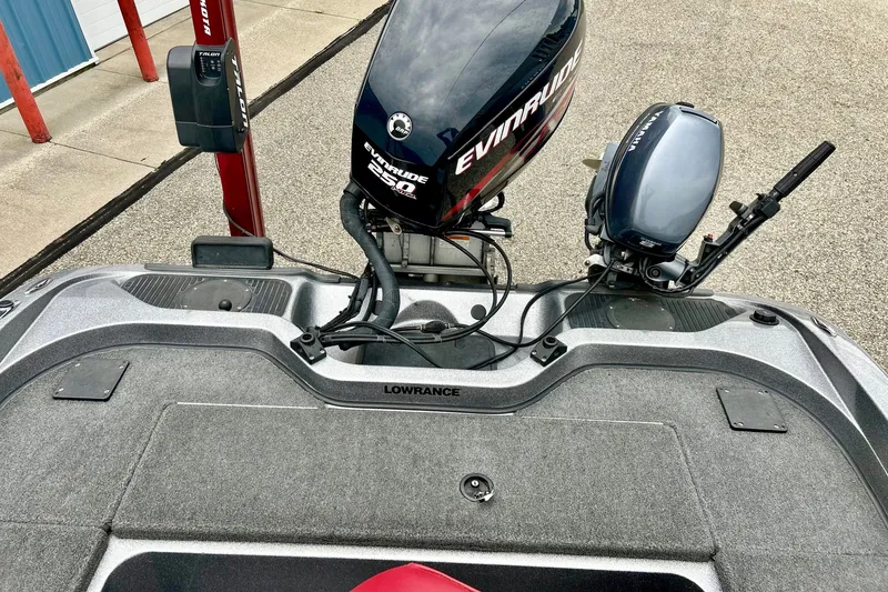 Slide: The Image of 2009 Ranger 620VS Fisherman boat with Evinrude motor and Lowrance equipment. - 47