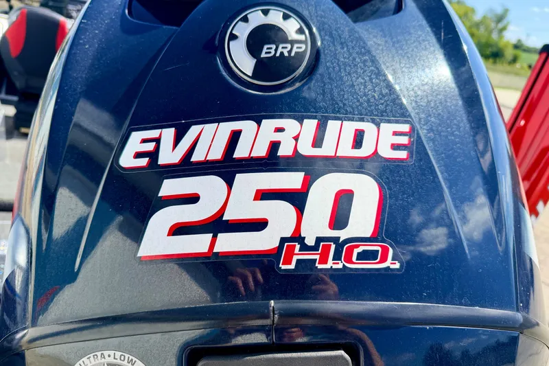 Slide: The Image of Evinrude 250 H.O. engine on 2009 Ranger 620VS Fisherman boat. - 12