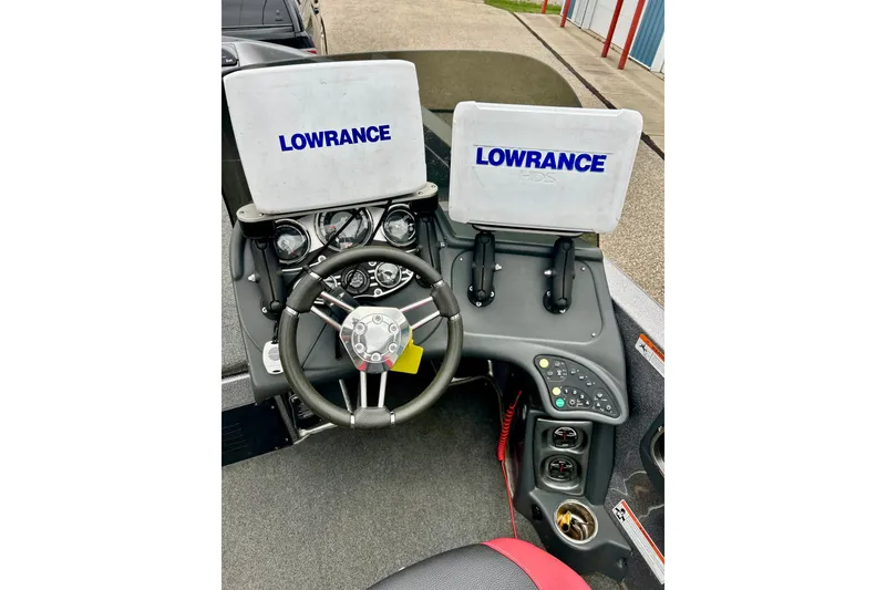Slide: The Image of 2009 Ranger 620VS Fisherman boat dashboard with Lowrance electronics and steering wheel. - 30