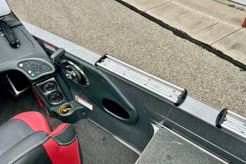 Slide: The Image of 2009 Ranger 620VS Fisherman boat interior with steering wheel and control panel. - 44