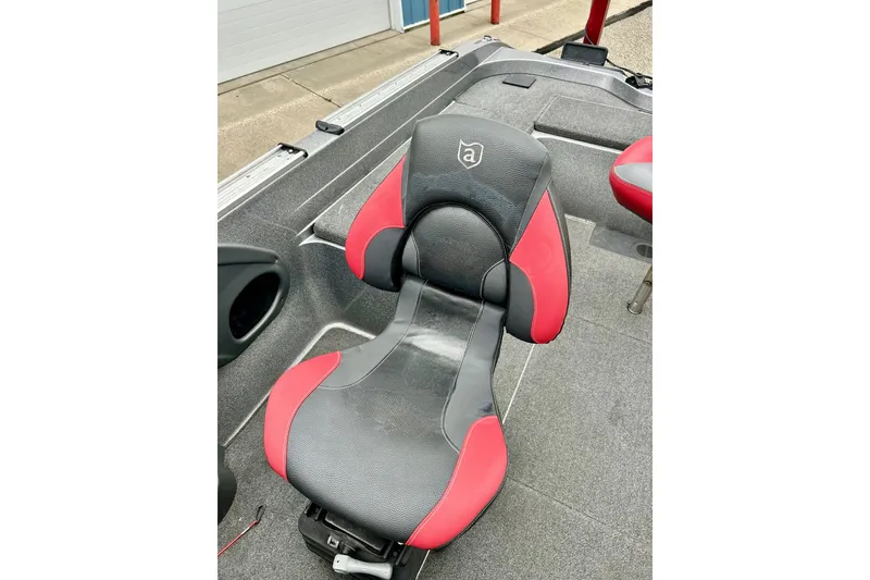Slide: The Image of 2009 Ranger 620VS Fisherman boat seat, black and red design, on gray deck. - 29