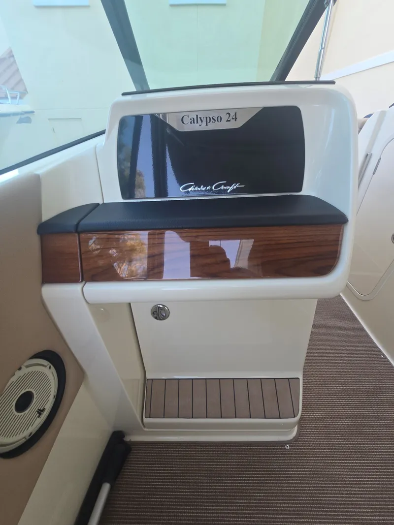 Slide: The Image of Chris-Craft Calypso 24 2023 - 18