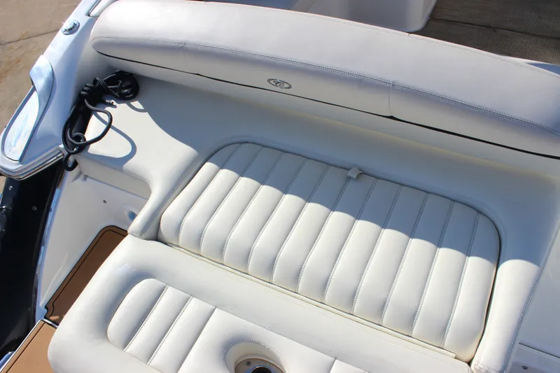 Slide: The Image of 2016 Cobalt R5 WSS boat with white leather seating and integrated cup holder. - 10