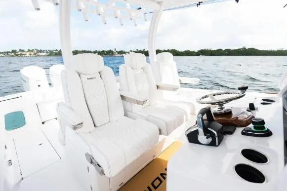 Slide: The Image of La imagen muestra la cabina de un barco Phenom 37 Center Console 2027 con asientos blancos lujosos. - 8