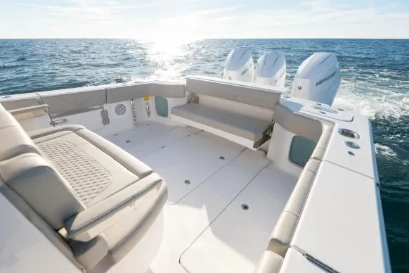 Slide: The Image of L'immagine mostra il ponte posteriore spazioso di una barca Phenom 37 Center Console sul mare. - 5