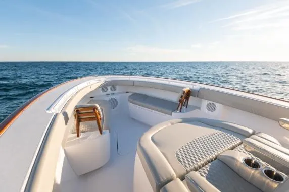 Slide: The Image of L'immagine mostra la prua di una barca Phenom 37 Center Console del 2027 sull'oceano. - 11