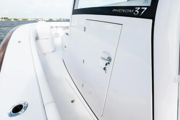 Slide: The Image of La Phenom 37 Center Console de 2027 présente un design moderne et élégant avec des surfaces blanches. - 9