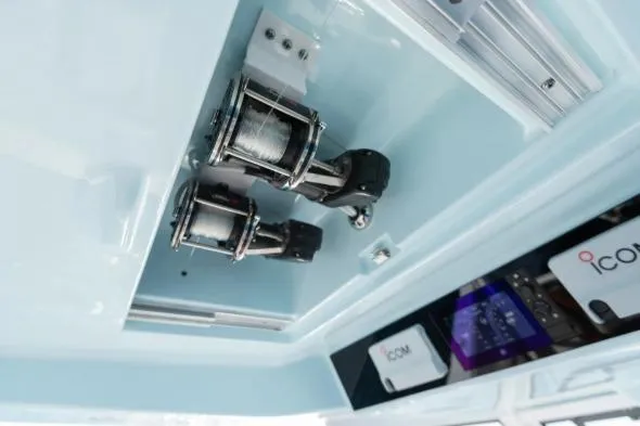 Slide: The Image of De Phenom 37 Center Console uit 2027 heeft een moderne stuurconsole met Icom-apparatuur. - 13