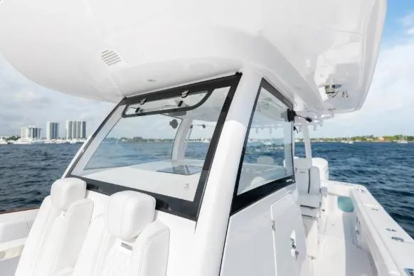 Slide: The Image of Un bateau moderne à console centrale blanche sur l'eau avec des lignes épurées et des sièges luxueux. - 14
