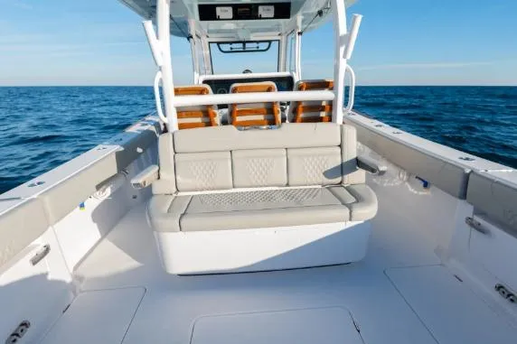 Slide: The Image of Das Bild zeigt das Cockpit eines Phenom 37 Center Console Bootes von 2027 auf dem Meer. - 6
