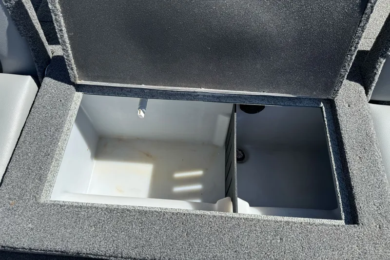 Slide: The Image of Ein offenes Staufach auf einem Boot mit grauem Teppichboden. - 20