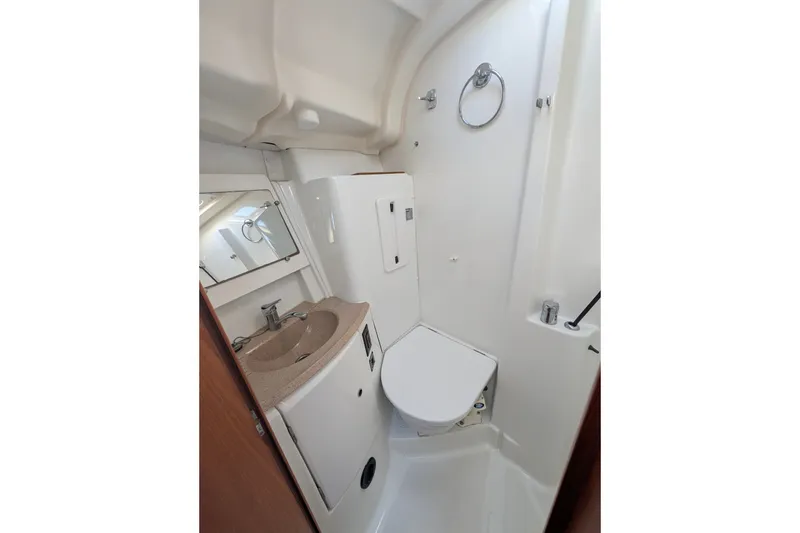 Slide: The Image of Das Bild zeigt ein sauberes, modernes Badezimmer auf einem Boot mit Waschbecken, Toilette und Spiegel. - 41