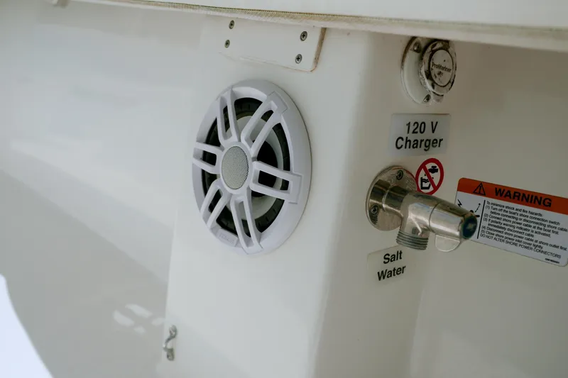 Slide: The Image of 2021 Regulator 28 Forward Seating boat features a speaker, 120V charger, and saltwater outlet. - 18