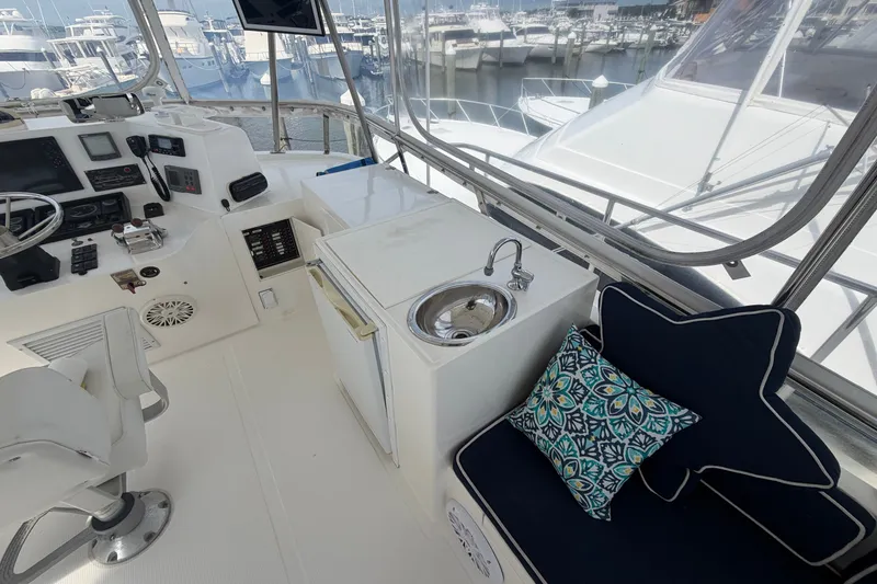 Slide: The Image of Helm of 2002 Seahorse 45 MY yacht with sink and seating area. - 2