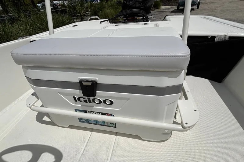 Slide: The Image of 2027 Mako Pro Skiff 17 CC boat with Igloo cooler seat on deck. - 10
