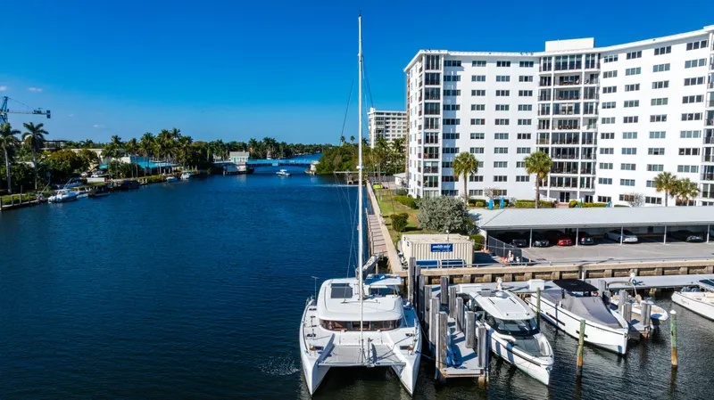Slide: The Image of Catamarano Lagoon 42 del 2018 ormeggiato vicino a edifici residenziali. - 49