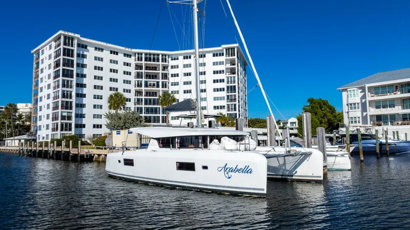 The Image of Catamarano Lagoon 42 del 2018 ormeggiato vicino a edifici moderni. - 1