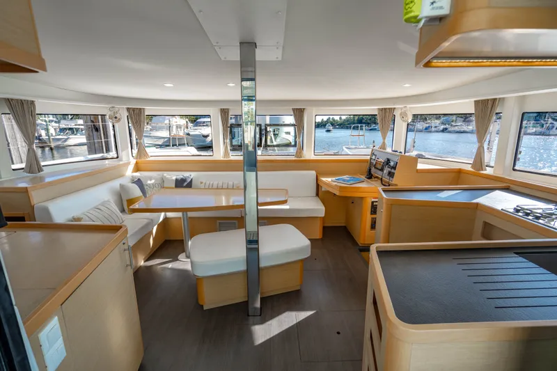 Slide: The Image of Interni di uno yacht Lagoon 42 del 2018 con arredi moderni. - 22