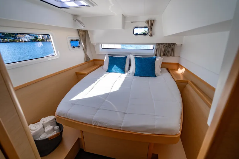 Slide: The Image of Interieur van Lagoon 42 jacht, slaapkamer met tweepersoonsbed. - 34