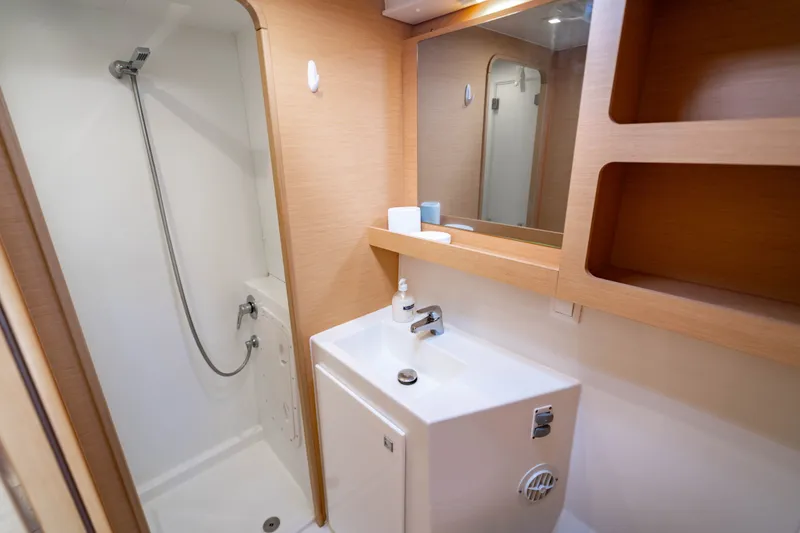 Slide: The Image of Salle de bain du yacht Lagoon 42, modèle 2018, avec douche et lavabo. - 37